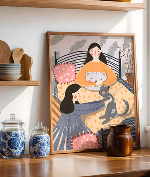 Escena interior acogedora con mujeres, gatos y elementos decorativos