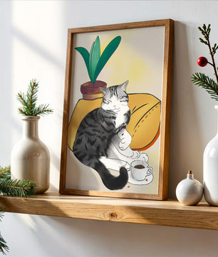 Entspannte Katze mit Kaffee und Pflanze auf gemütlichem Kissen