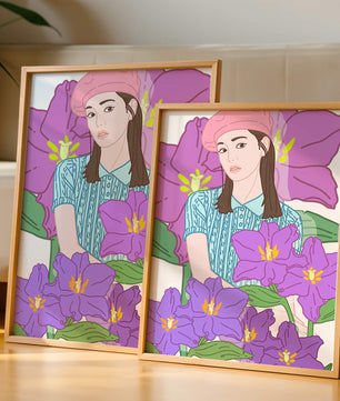Jeune femme au béret rose avec illustration de fleurs violettes