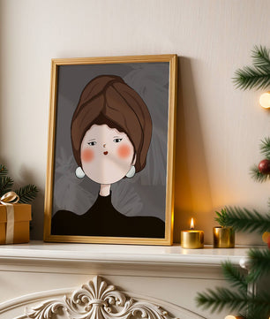 Retrato elegante de una mujer con un tocado único y rasgos expresivos