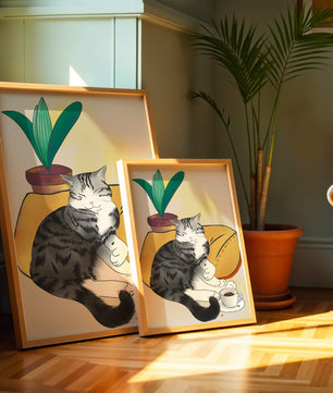 Entspannte Katze mit Kaffee und Pflanze auf gemütlichem Kissen