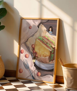 Niñas miniatura caprichosas cerca de un sándwich con tomates y tenedor