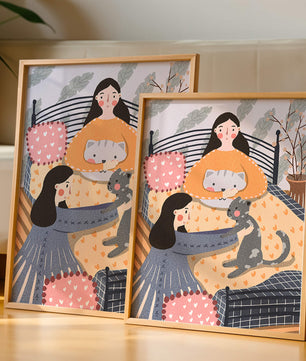 Escena interior acogedora con mujeres, gatos y elementos decorativos