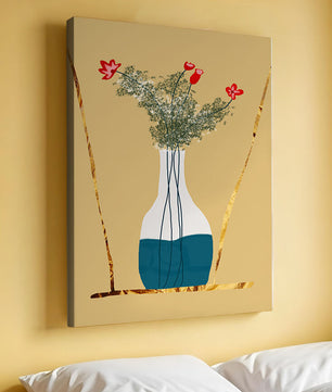 Vase avec des fleurs rouges et des accents dorés