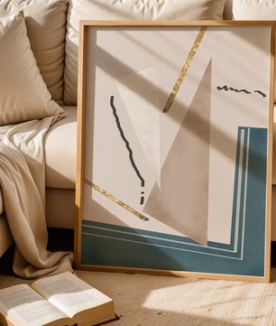 Abstraktes geometrisches Kunstwerk mit goldenen Elementen