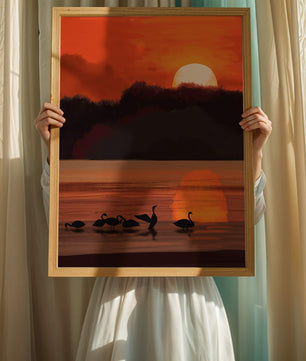 Ruhiger Sonnenuntergang über einem See mit Schwanensilhouette
