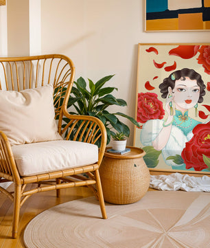 Mujer elegante rodeada de vibrantes flores y pétalos rojos