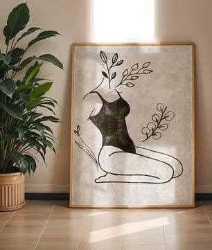 Abstrakte Frau mit botanischen Elementen im minimalistischen Stil