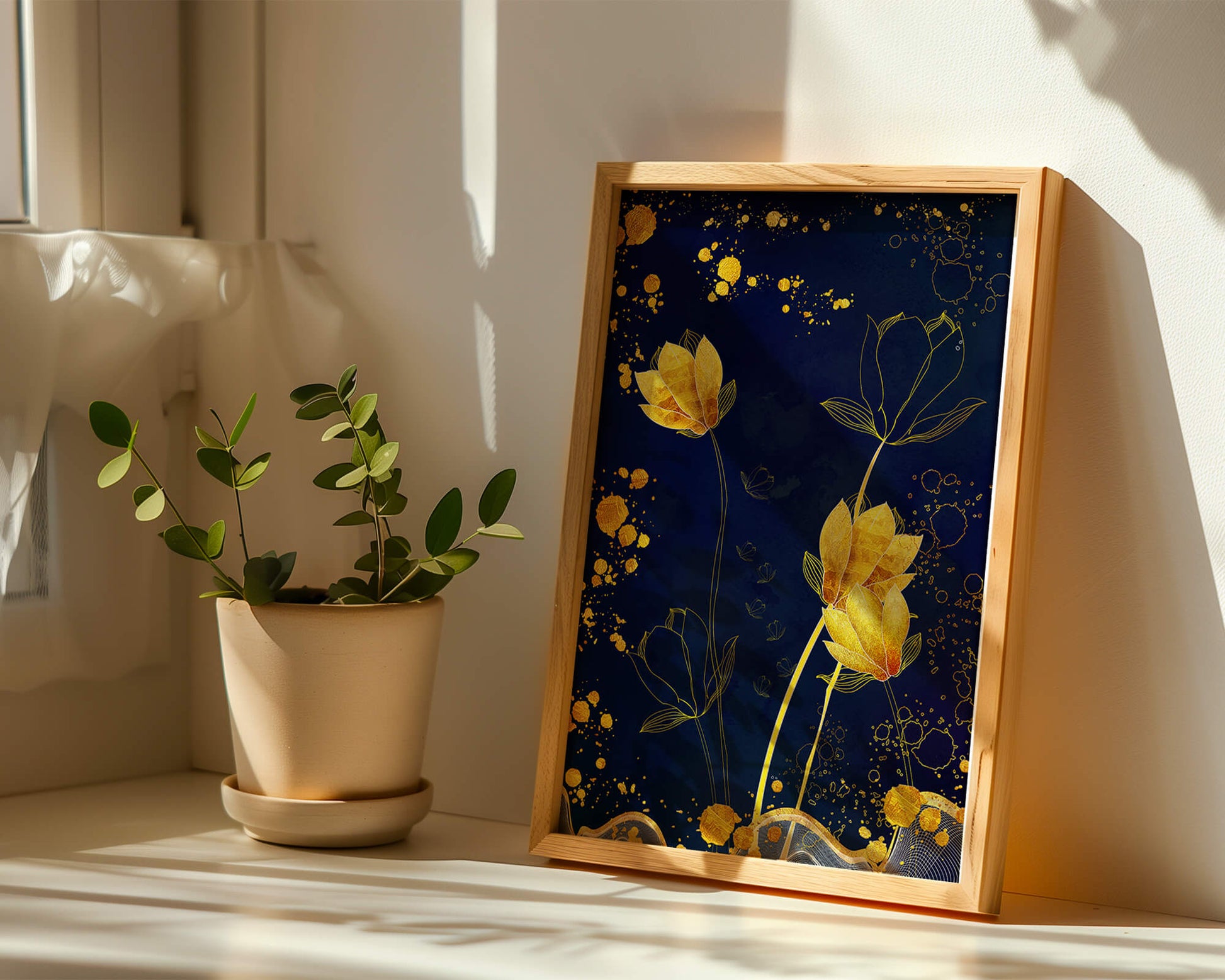 Diseño floral elegante con flores doradas sobre fondo azul marino