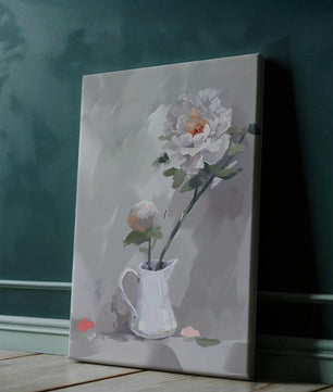 Elegantes peonías blancas en una jarra de cerámica con fondo pastel suave