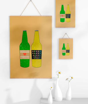 Ilustración de botellas de cerveza coloridas con etiquetas artísticas