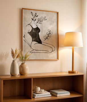 Abstrakte Frau mit botanischen Elementen im minimalistischen Stil
