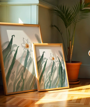 Narciso blanco delicado entre hojas verdes flotantes