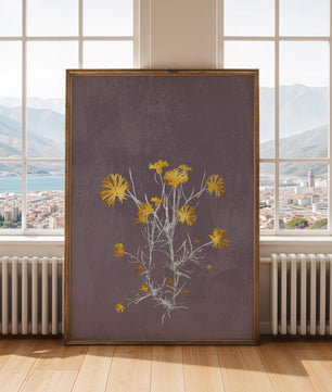 Gelbe Blumen vor einem strukturierten violetten Hintergrund