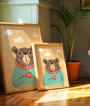 Ilustración de un oso acogedor disfrutando del té con gafas