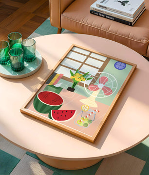 Nature morte sur le thème de l'été avec pastèque, éventail et fleurs dans un intérieur lumineux
