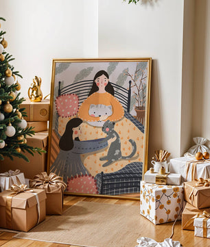 Escena interior acogedora con mujeres, gatos y elementos decorativos