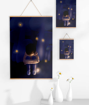 Paysage nocturne serein avec un personnage réfléchi au milieu de vers luisants et de champignons