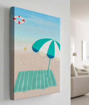 Strandszene mit Sonnenschirm und Rettungsring am Sandstrand