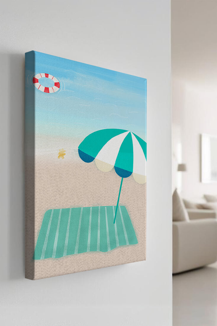 Strandszene mit Sonnenschirm und Rettungsring am Sandstrand