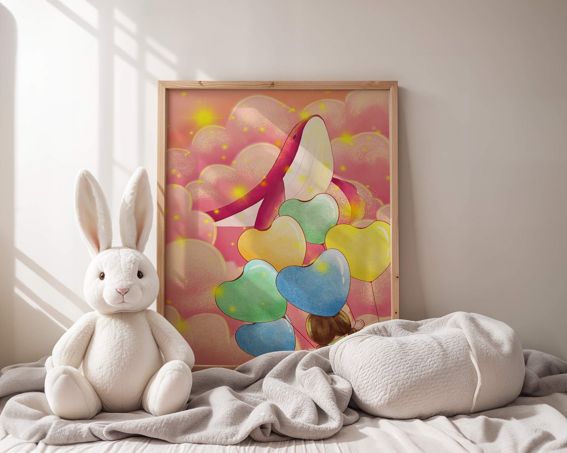 Globos en forma de corazón y ballena en una escena colorida y caprichosa.