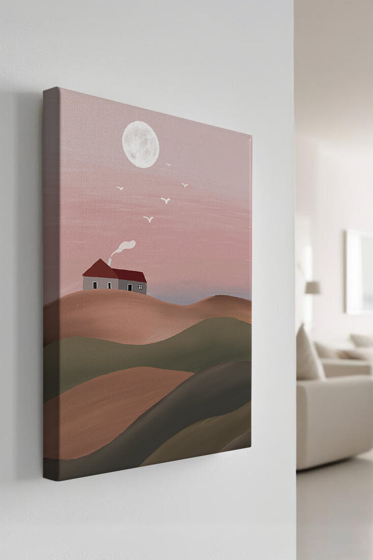 Casa en una colina rosa bajo la luna llena