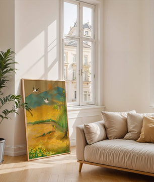 Ruhige Landschaft mit fliegenden Kranichen und goldenen Blüten