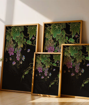 Uvas elegantes y mariposas sobre un fondo oscuro