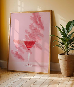 Elegante copa de cóctel roja sobre un fondo texturizado rosa