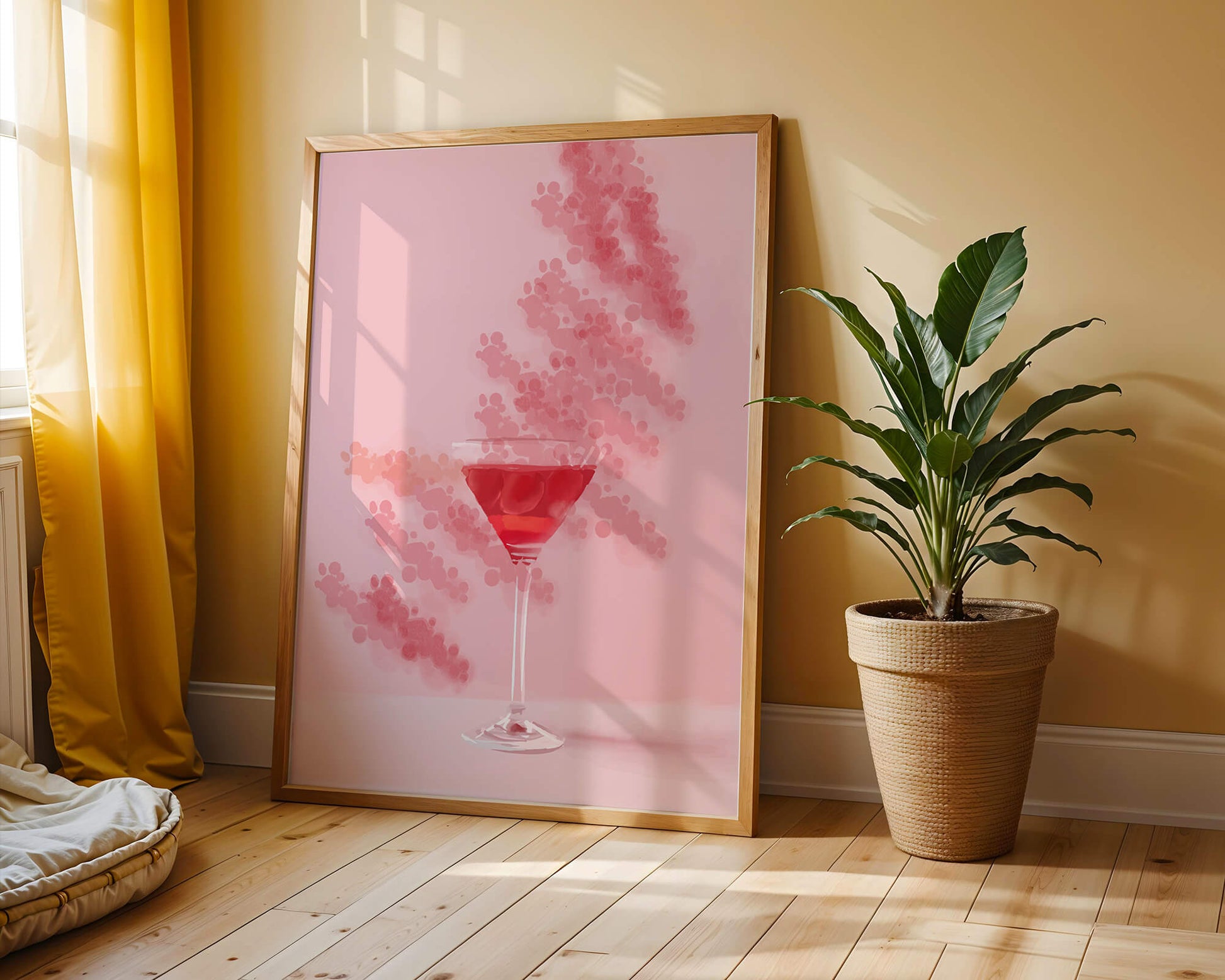 Elegante copa de cóctel roja sobre un fondo texturizado rosa