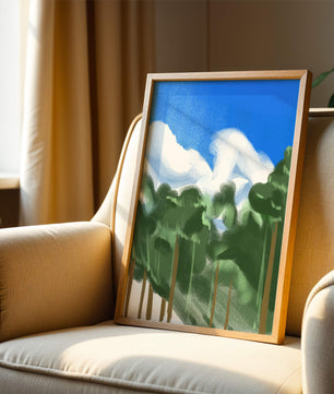 Malerische Waldlandschaft mit blauem Himmel und flauschigen Wolken
