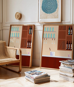 Interior de cocina moderna con gabinetes de madera y estantes de vidrio