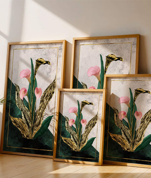 Abstrakte botanische Kunst mit rosa Calla-Lilien und goldenen Blättern