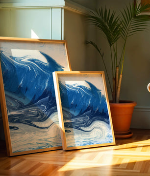 Pintura abstracta de ola oceánica azul y blanca con patrones giratorios