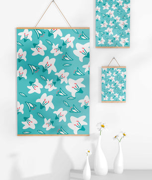 Motif floral avec des lys blancs sur un fond turquoise