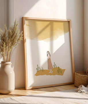 Fille en robe rose debout parmi des cactus sous un ciel aquarelle