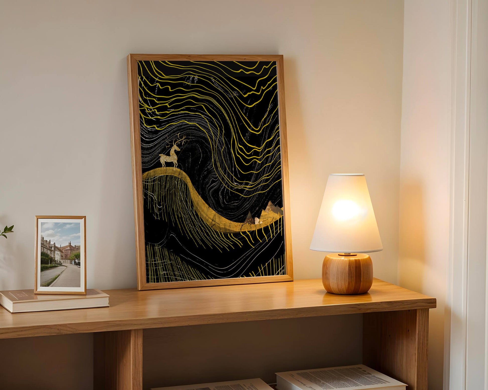 Ciervo dorado y paisaje montañoso abstracto con líneas onduladas