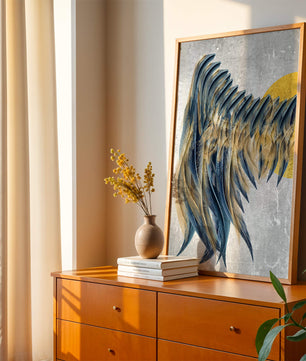 Arte de plumas abstractas con detalles dorados sobre fondo texturizado