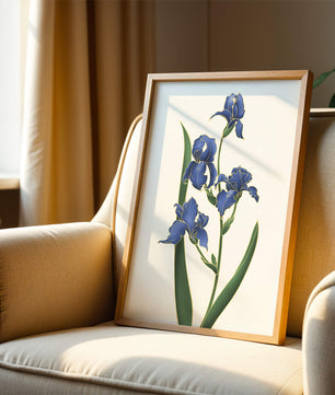 Flores de lirio azul elegantes con acentos dorados sobre un fondo blanco