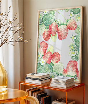 Ilustración de fresas y flores con hojas verdes exuberantes