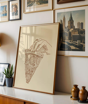 Mano sosteniendo una ilustración detallada de una porción de pizza vintage