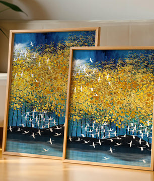 Paisaje abstracto con follaje dorado y aves voladoras