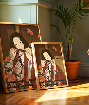 Japanerin spielt Flöte zwischen Blumen in traditioneller Umgebung