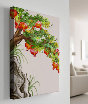 Ruhige Landschaft mit Granatapfelbaum und Felsvorsprung