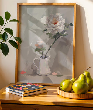Elegantes peonías blancas en una jarra de cerámica con fondo pastel suave