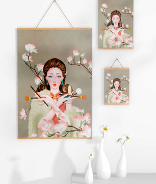 Femme élégante avec des outils de maquillage parmi des branches de magnolia en fleurs
