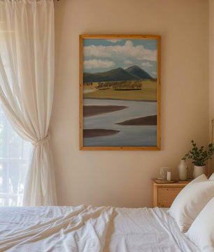 Paisaje sereno con montañas, árboles y río