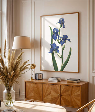 Flores de lirio azul elegantes con acentos dorados sobre un fondo blanco