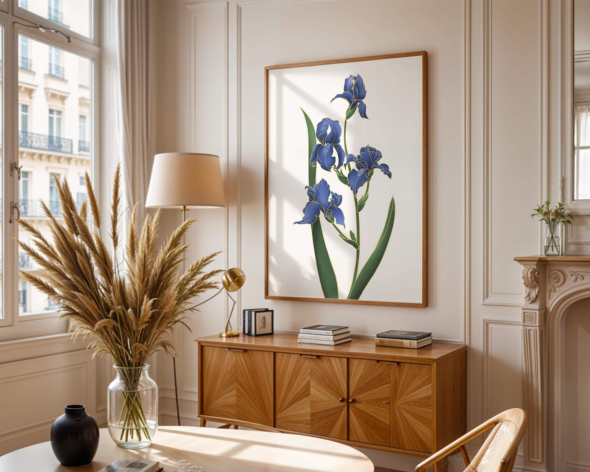 Flores de lirio azul elegantes con acentos dorados sobre un fondo blanco