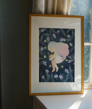 Illustration d'une fille avec un bocal lumineux dans un jardin au clair de lune